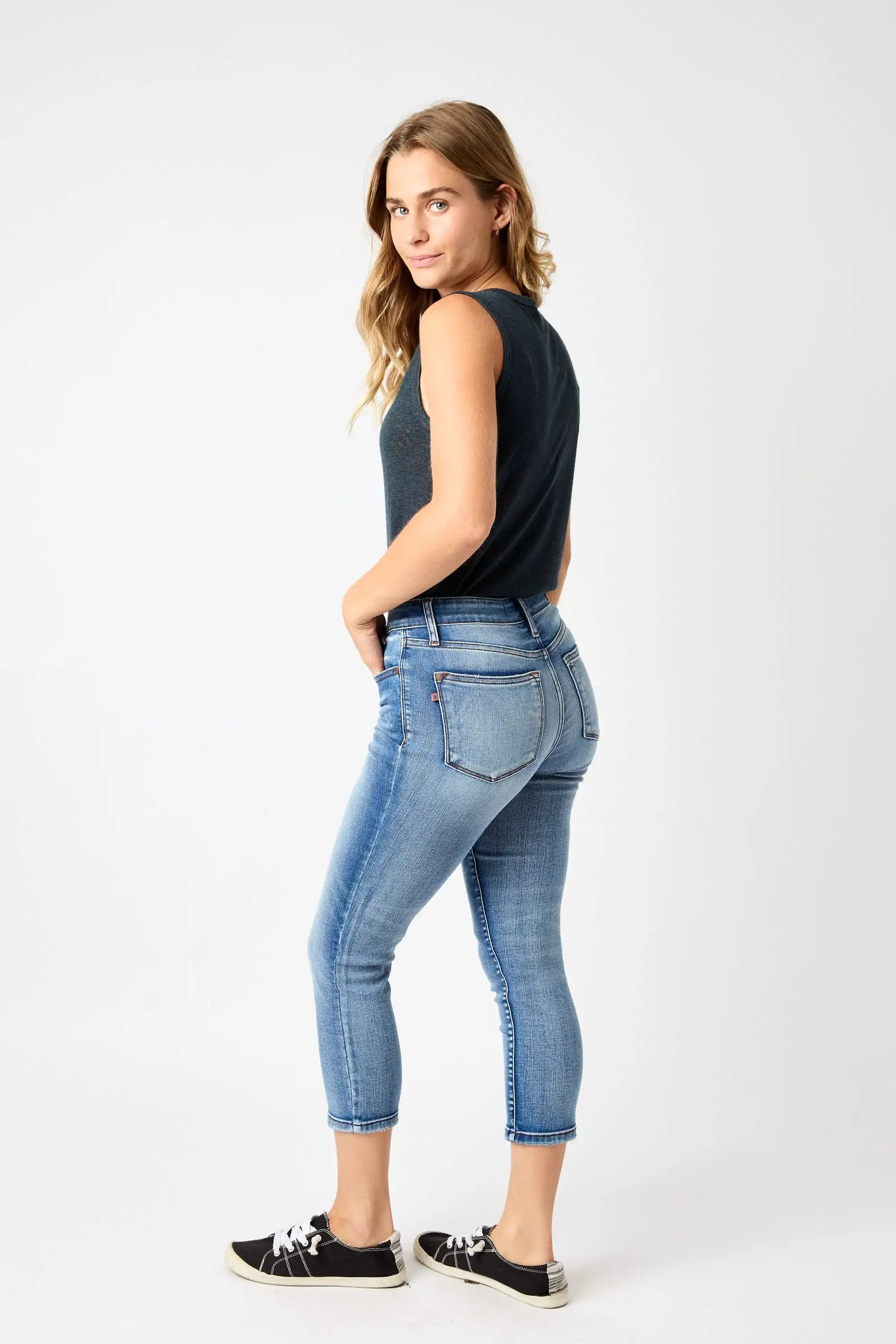 Judy Blue Mid-Rise Contrast Wash Capri