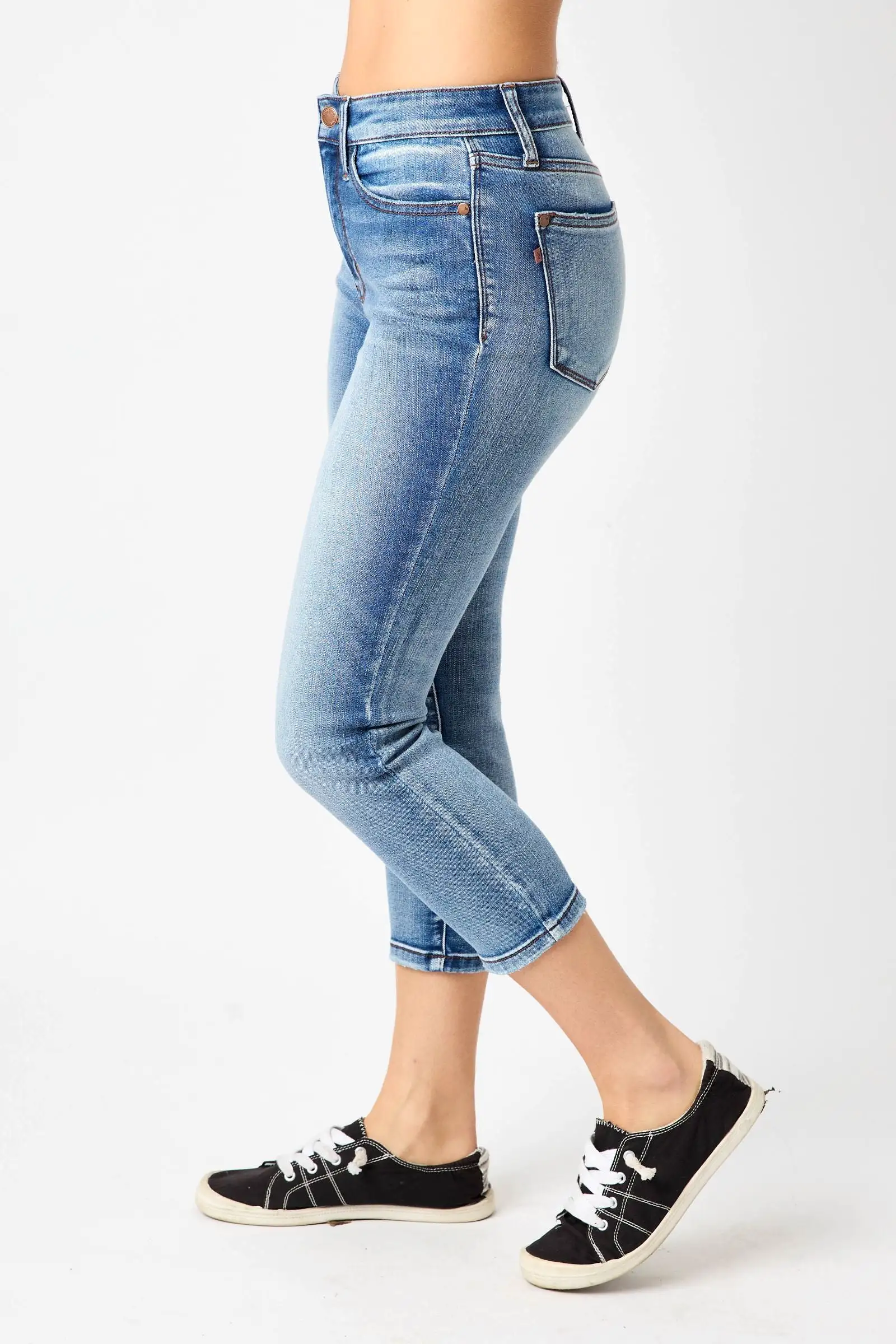 Judy Blue Mid-Rise Contrast Wash Capri