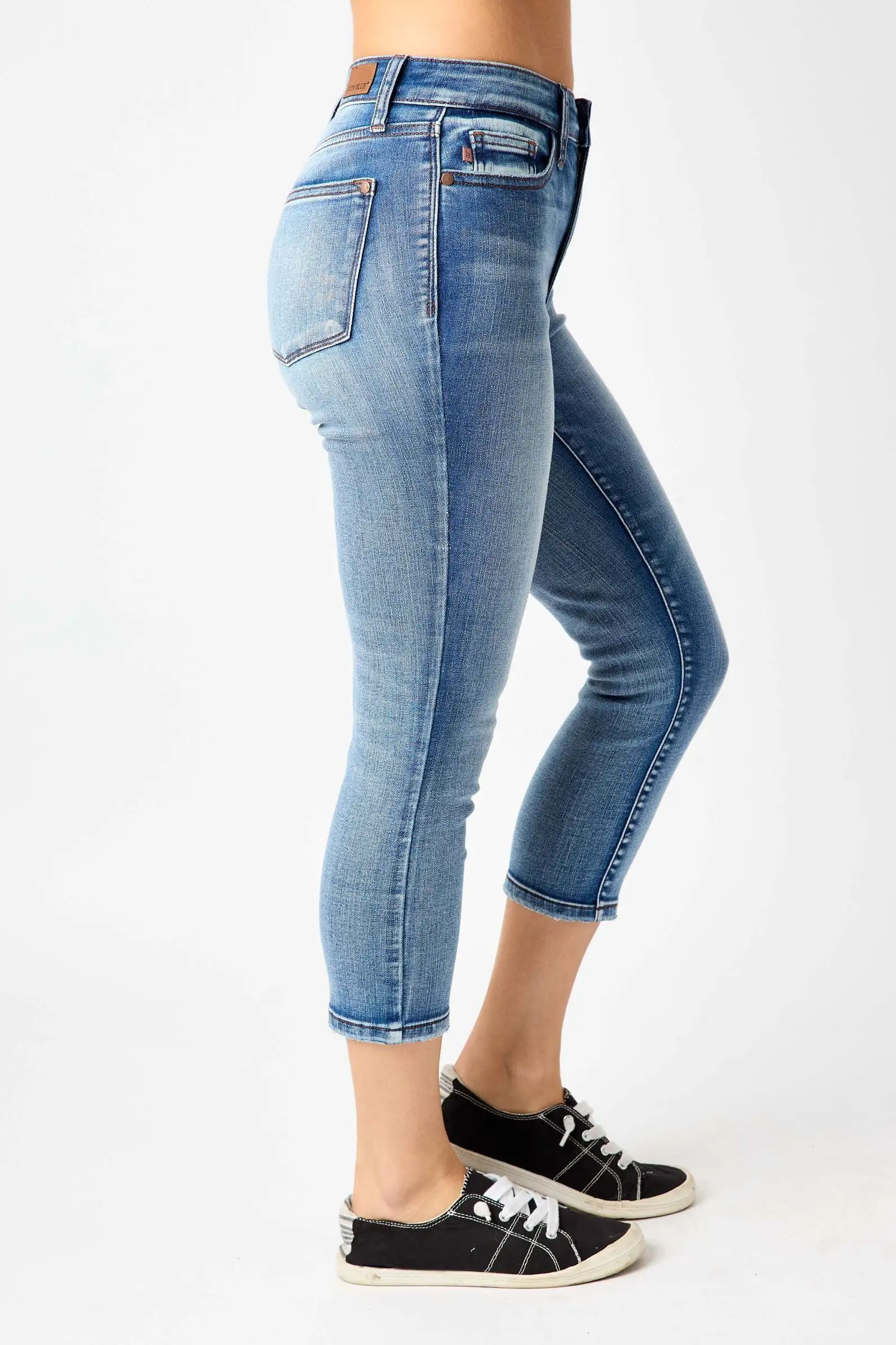 Judy Blue Mid-Rise Contrast Wash Capri